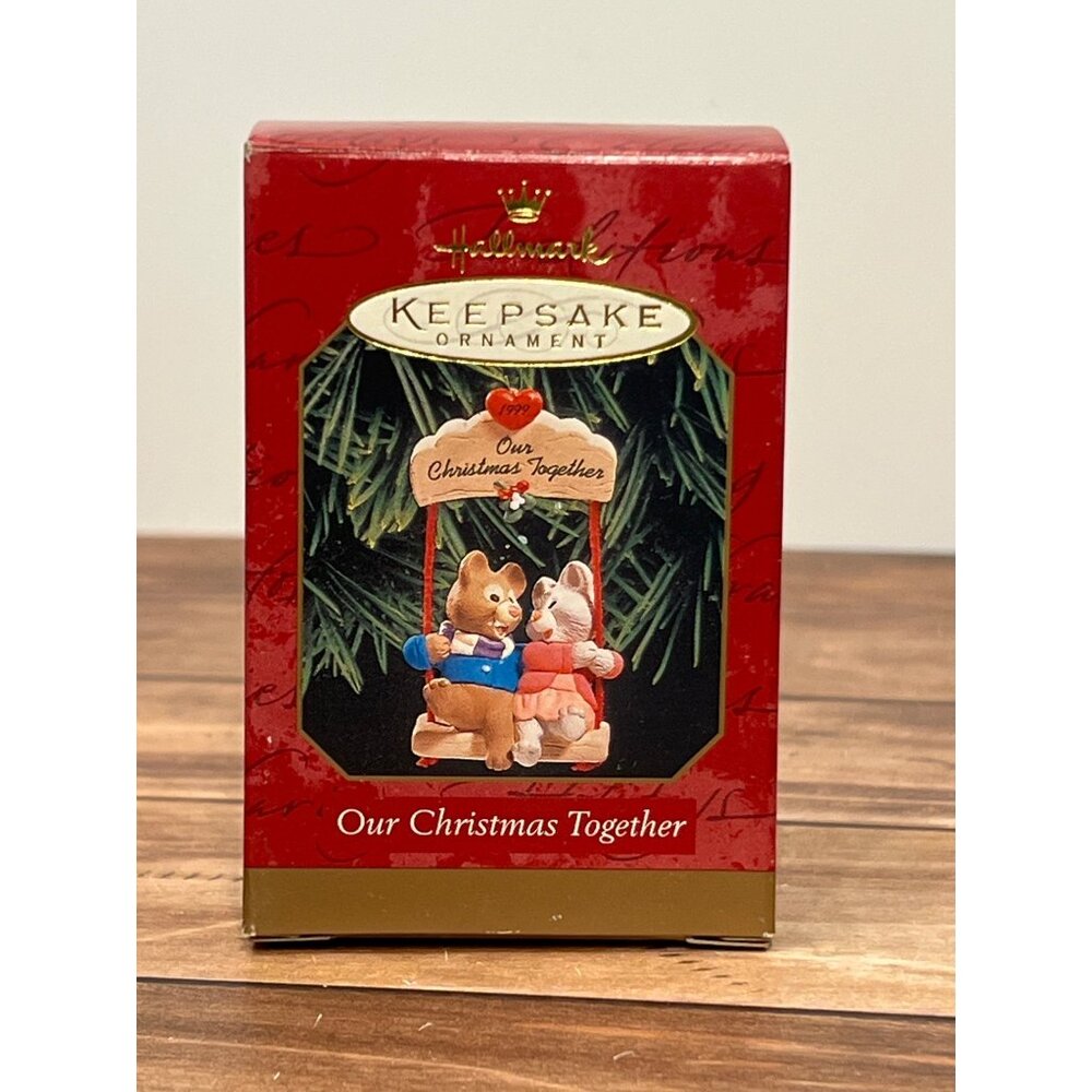 1999 HALLMARK KEEPSAKE ORNAMENT QX6689 OUR CHRISTMAS TOGETHER MOUSE LOVE